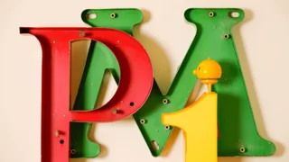 Metallbuchstaben, die das Wort PIM ergeben, stellvertretend für pim projekt, pim beratung oder pim tool