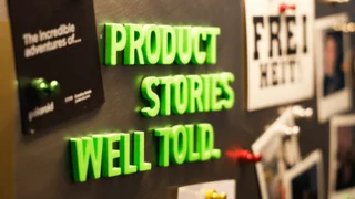 Pinnwand aus Metall mit dem Schriftzug Product Stories well told
